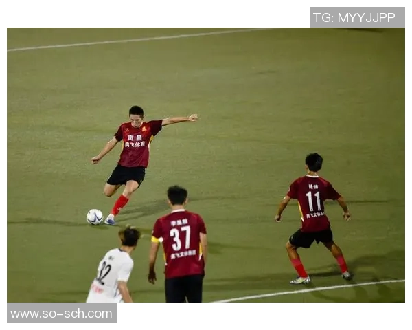 足球巨星同框合影大巴闪耀登场点燃球迷热情欢呼时刻